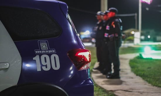 Polícia conduz dois suspeitos por roubo de celular em Aracaju
