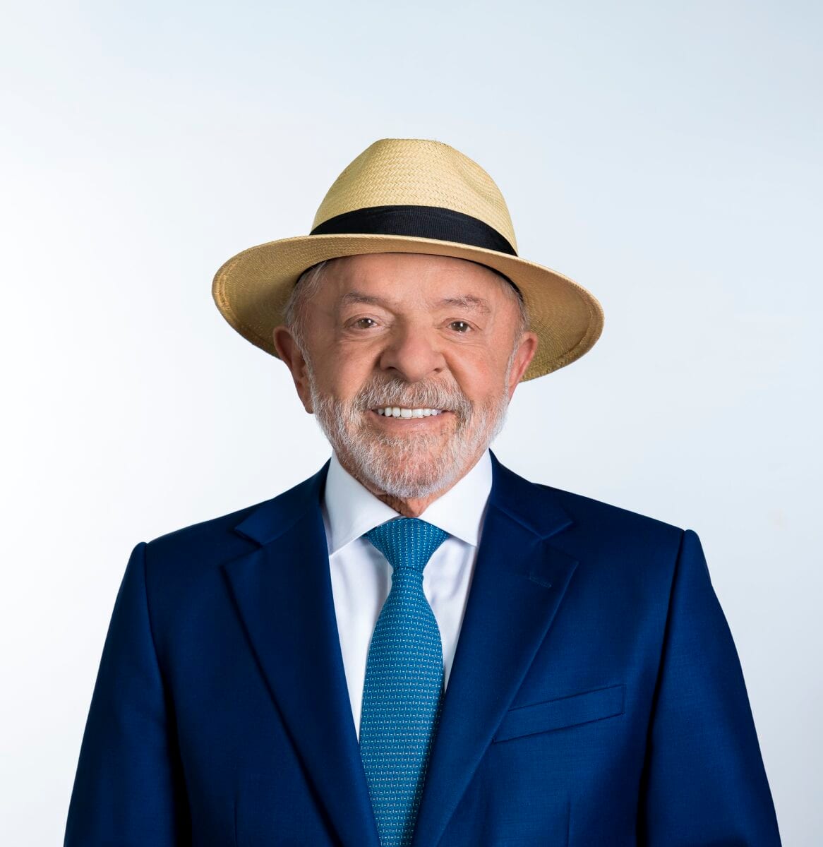 Lula usa chapéu panamá no registro de candidatura; TSE questiona