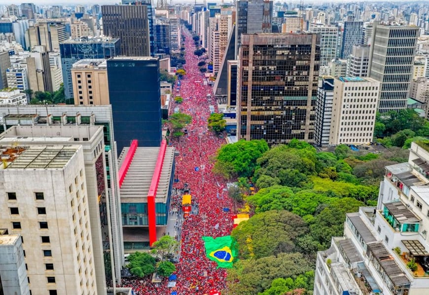 Lula enche a Avenida Paulista em ato pela democracia e soberania