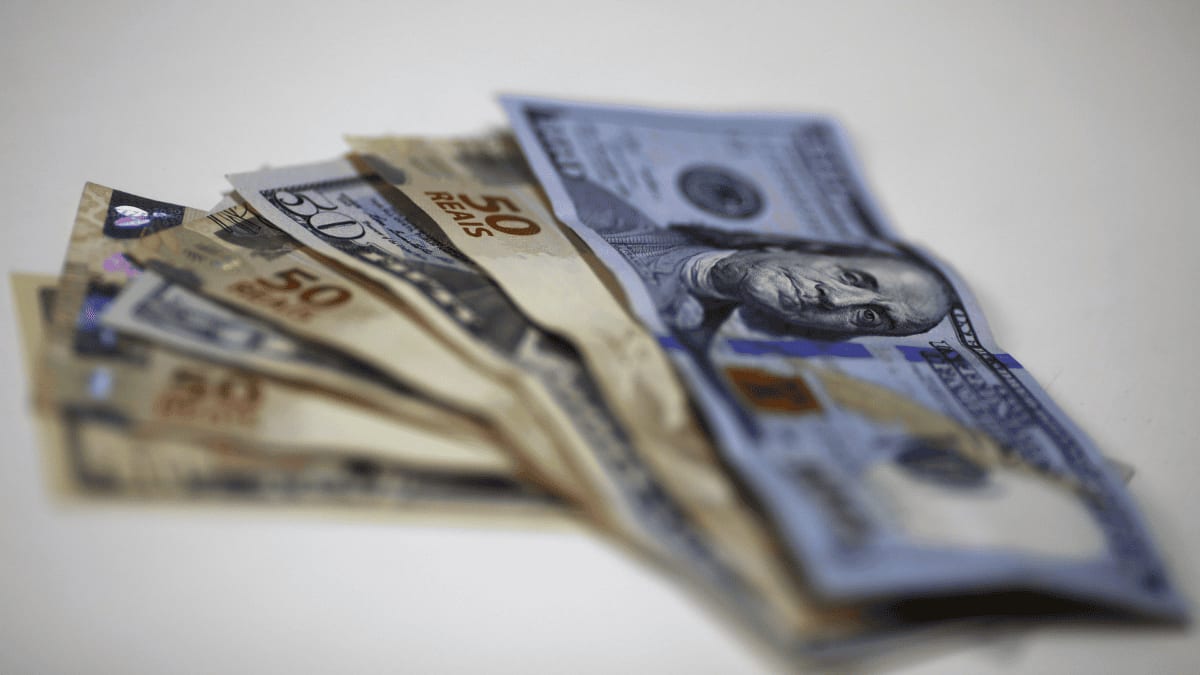 Dólar Cai Mais de 1% no Brasil Depois de Disparada Pós-eleição