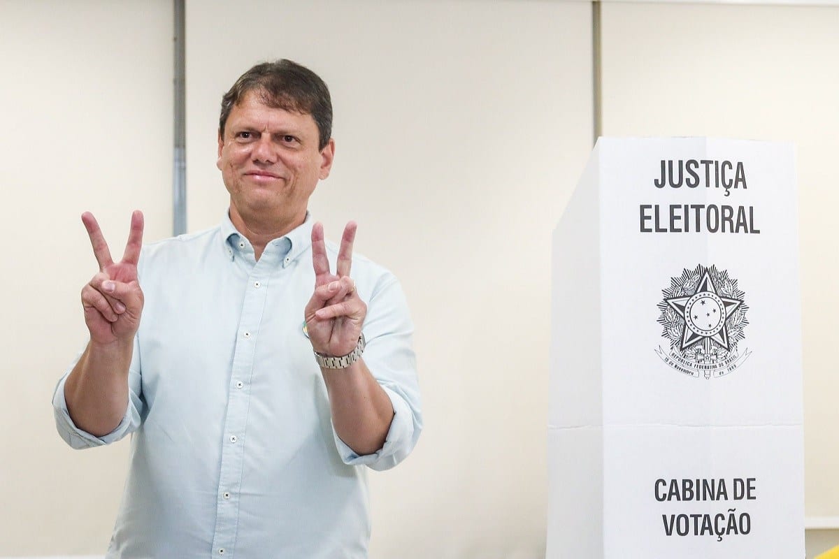 Tarcísio diz estar confiante na vitória de Flávio após votar em SP