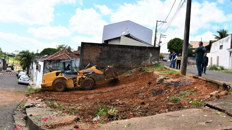 Prefeitura e PM e PF limpam terreno na Vila Brasil em Presidente Prudente