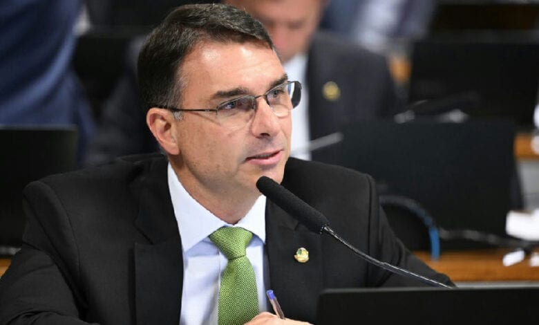 Flávio Bolsonaro pode ser o primeiro presidente evangélico eleito do Brasil