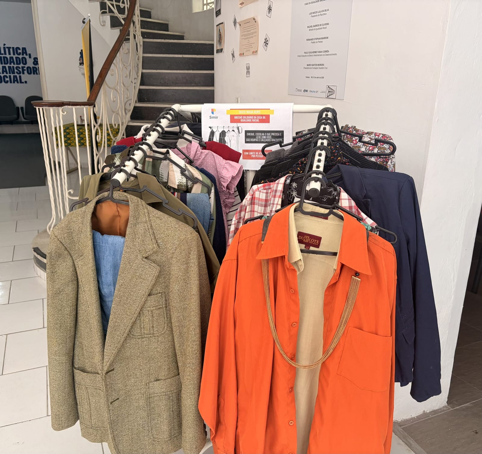Casa da Igualdade Racial de Pelotas promove brechó solidário de roupas sociais