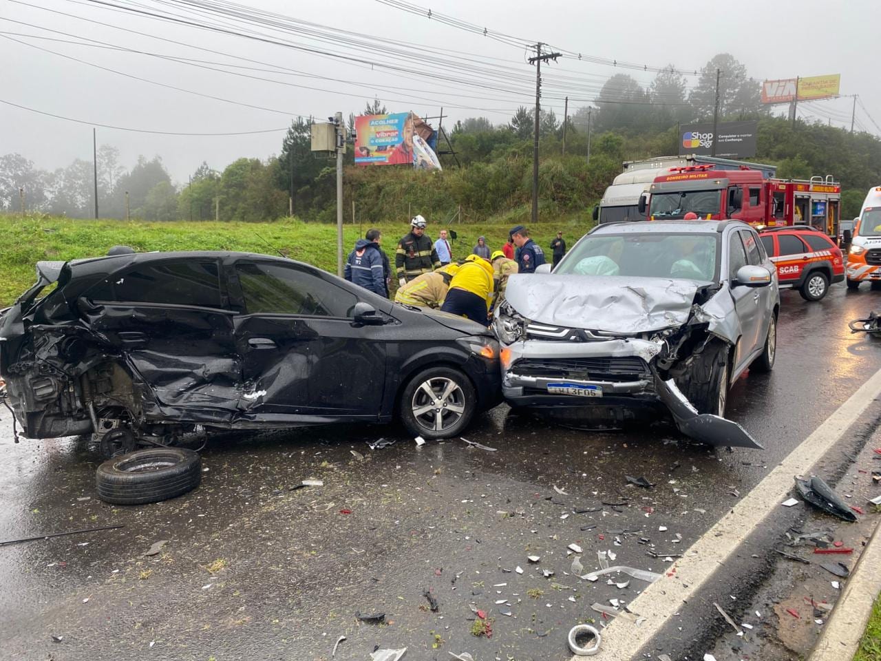 Acidente entre três veículos deixa dois feridos na ERS-122, em Farroupilha
