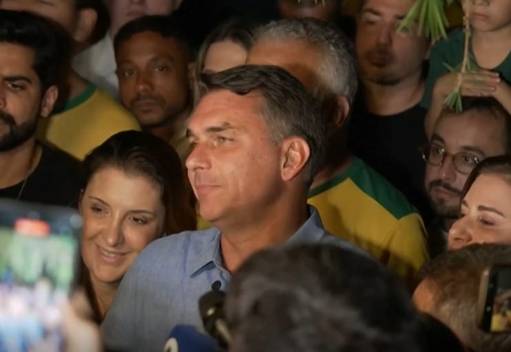 “Está decretado o fim da era do PT”, diz Flávio Bolsonaro após resultado