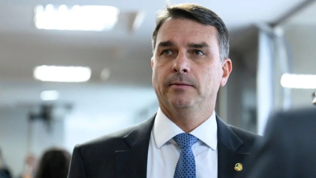 Aliados confirmam ida de Flávio Bolsonaro para os EUA após ordem de retenção de passaportes