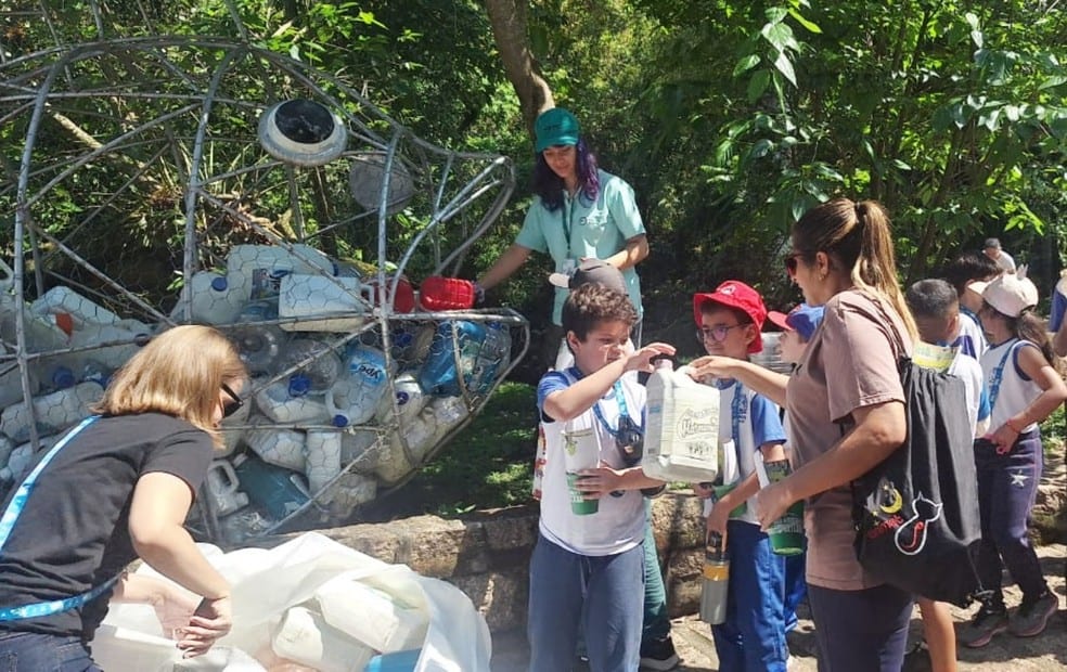 Estudantes fazem mutirão de limpeza no Rio Tietê em Salto