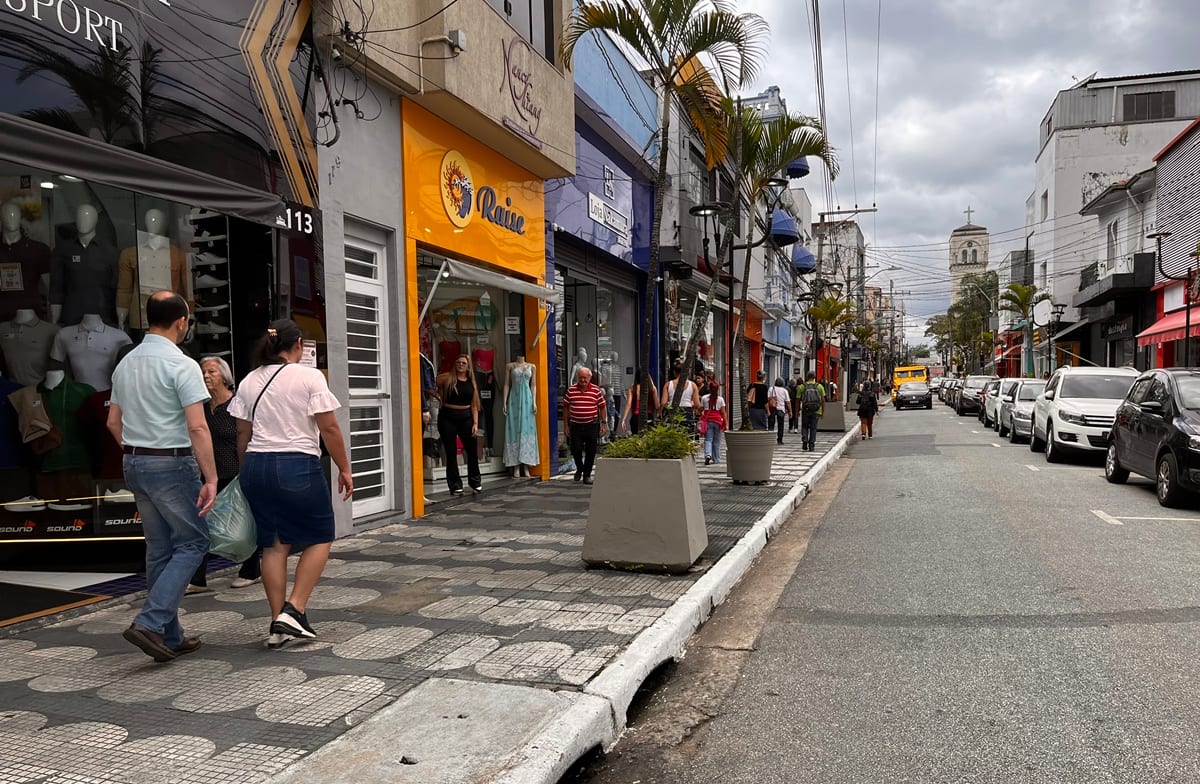 Projeto de Mogi quer 80% das vitrines para publicidade e outdoors a 5 m