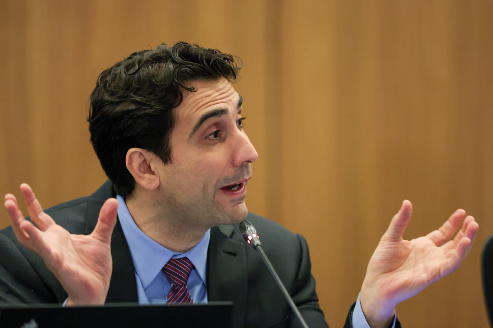 Galípolo: não dá para comemorar crédito e reclamar de endividamento