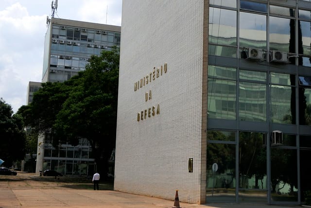 Flávio Bolsonaro cogita nomear um militar como ministro da Defesa, caso seja eleito; se Lula conseguir a reeleição, é po