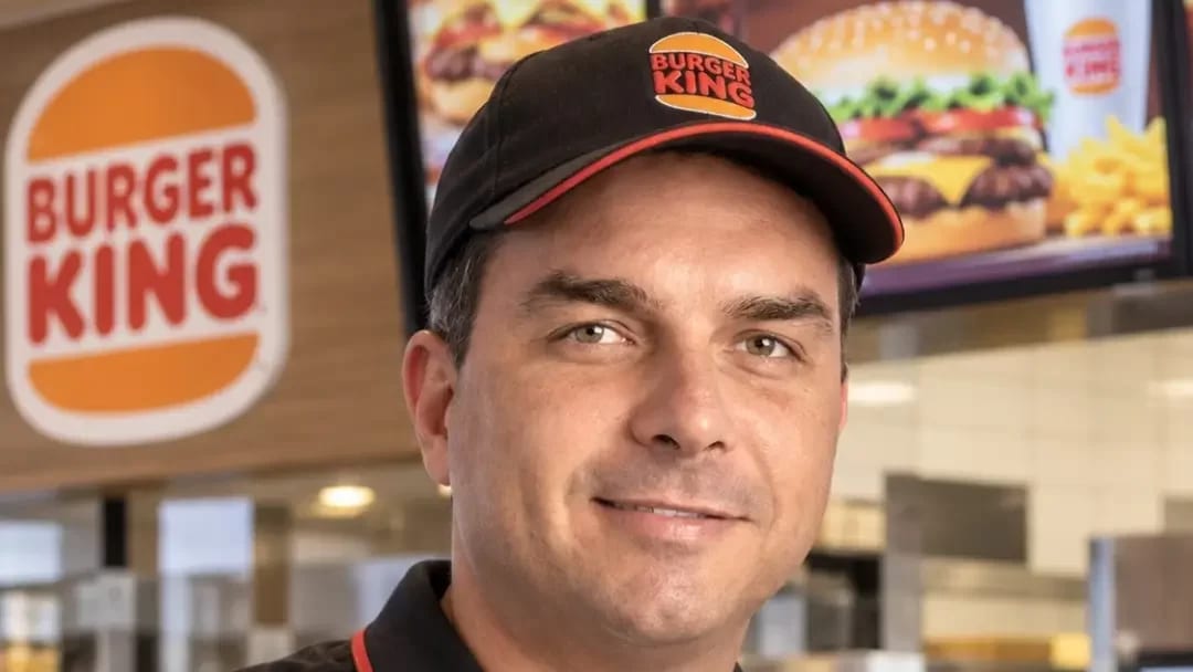 PT de SJC provoca Anderson com montagem de Flávio Bolsonaro trabalhando no Burger King