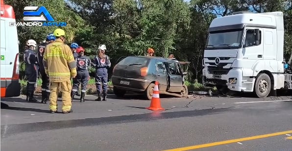 Condutor morre em colisão frontal entre carro e caminhão na BR-373