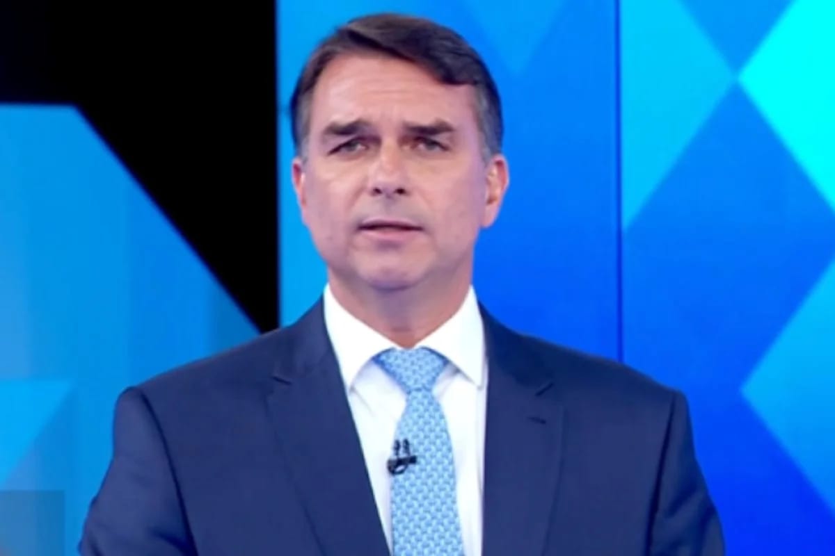 Flávio visita Bolsonaro em dia de tensão por risco de perder passaporte