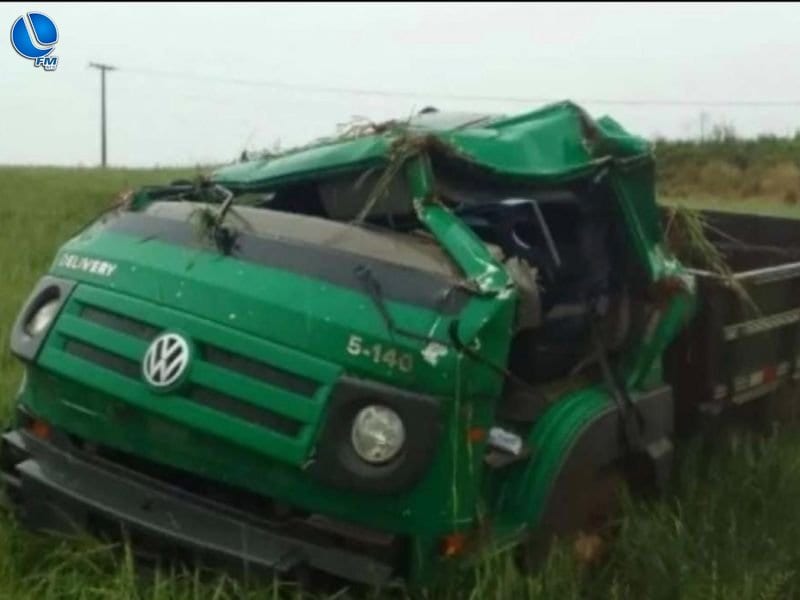 Caminhão sai da pista e tomba em lavoura na ERS-126, entre Lagoa Vermelha e Sananduva