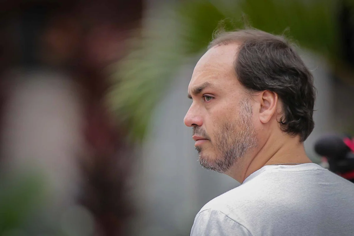 Carlos Bolsonaro apresenta chapa de suplentes para o Senado em SC