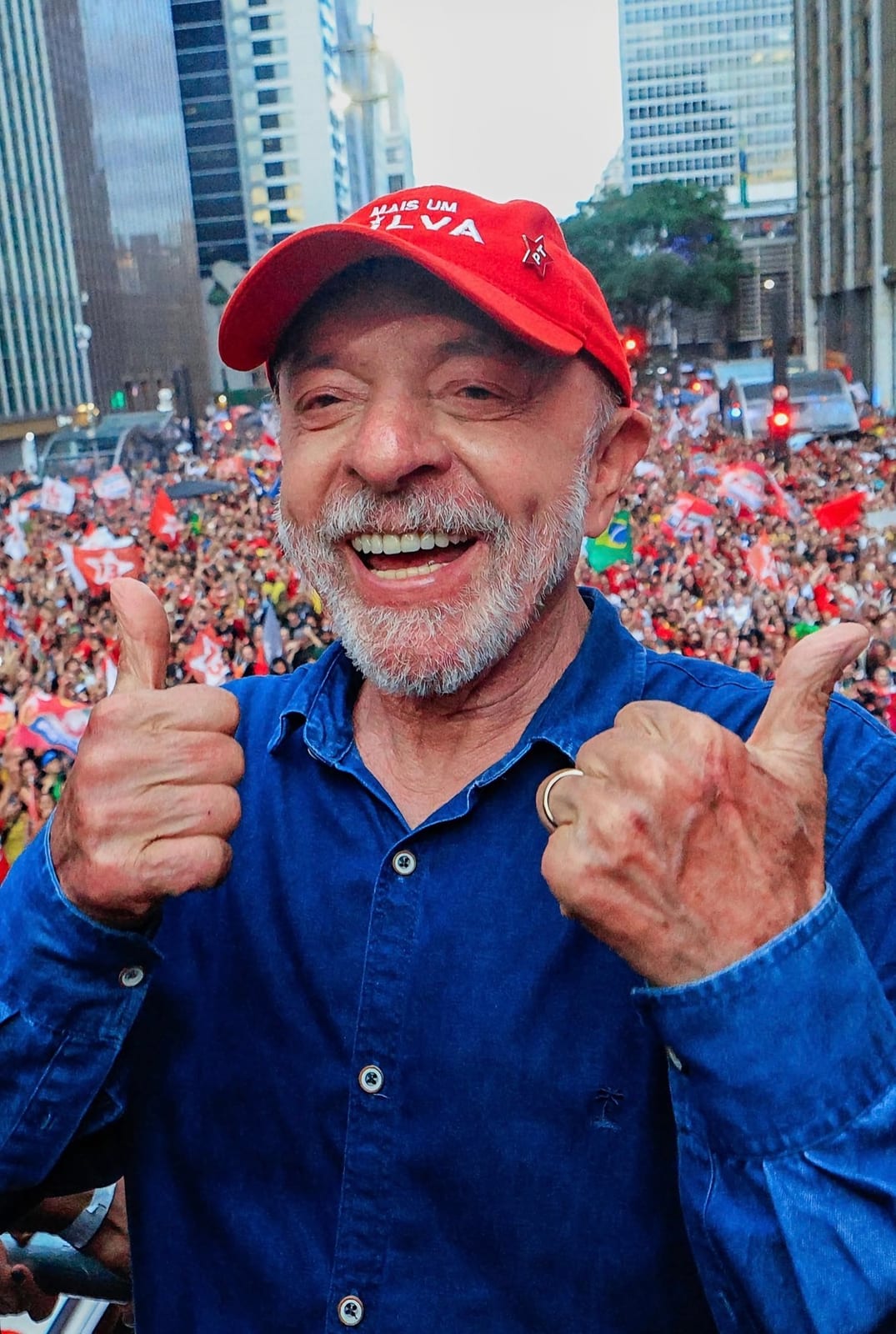 Lula vence Flávio Bolsonaro em virada histórica e conquista quarto mandato como presidente