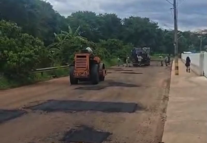 Secretaria de Serviços Públicos realiza manutenção asfáltica na entrada do Jardim Primavera em Leme, SP