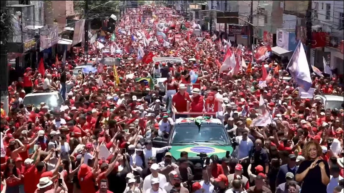 “Eles beijam a bandeira dos EUA, nós beijamos a do Brasil”, diz Lula