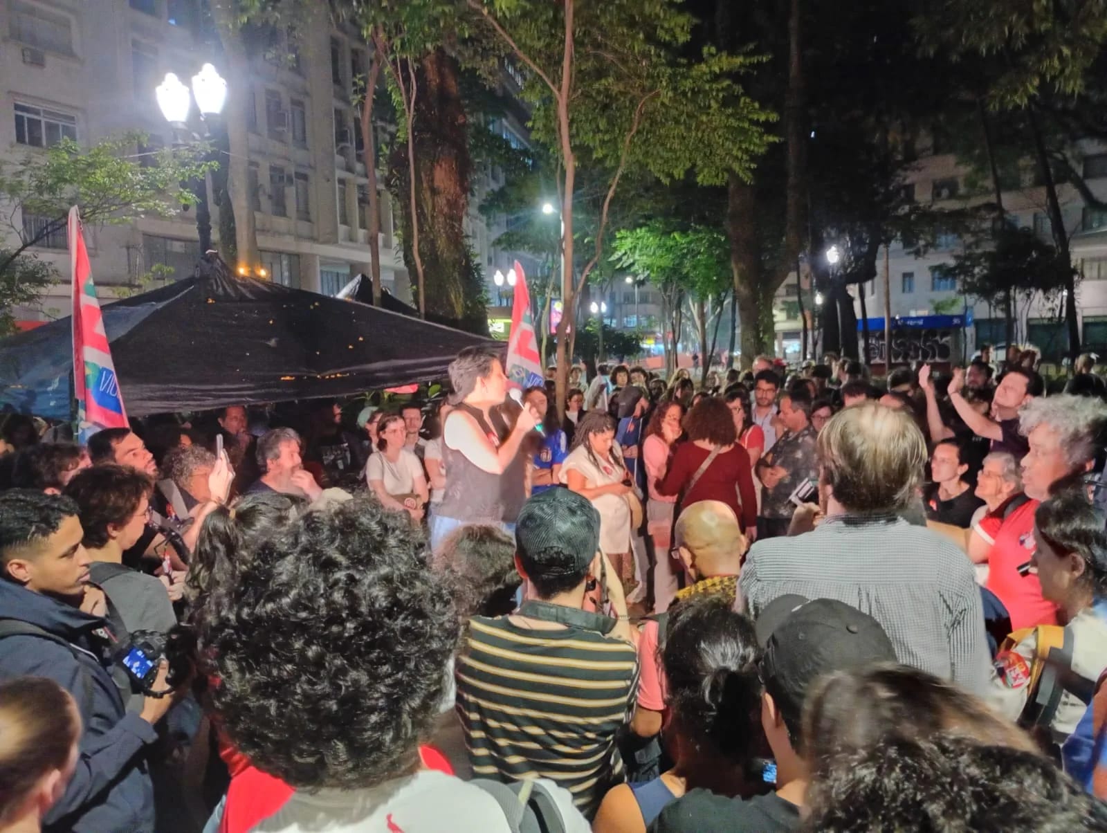 ‘Nós estamos aqui para salvar o país’: ato das editoras independentes reúne apoiadores de Lula no centro de SP