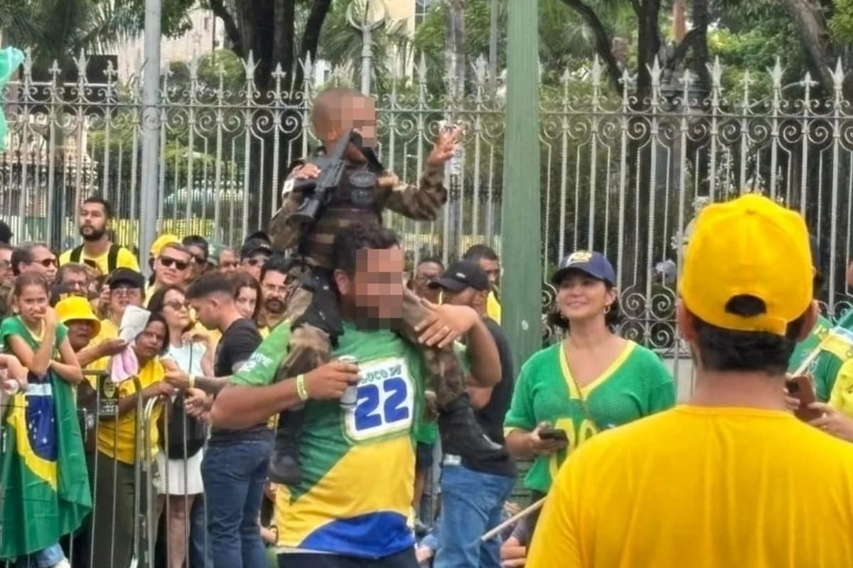 Ato de Flávio Bolsonaro em BH tem criança com farda e fuzil de brinquedo