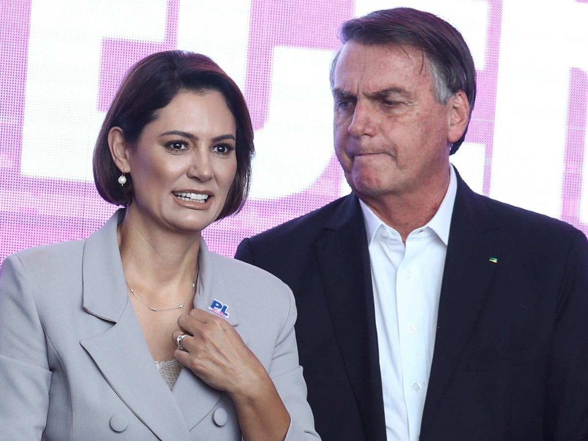 Michelle Bolsonaro chama Jair de “nosso líder” em publicação nas redes sociais