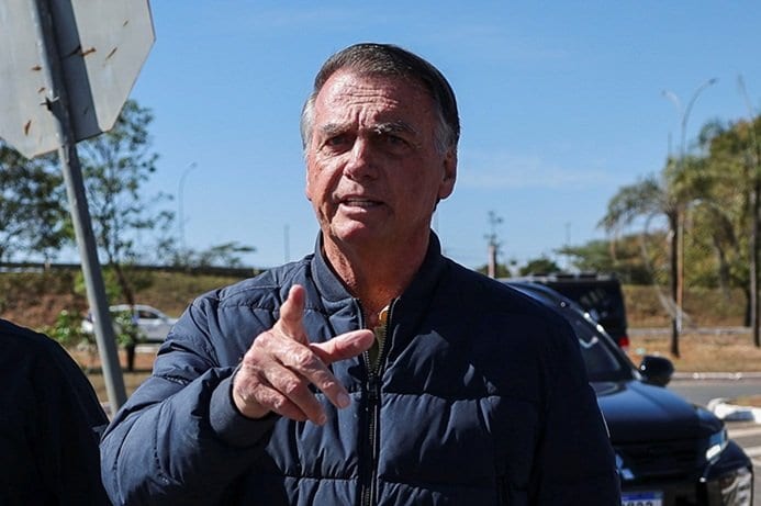 PGR dá aval para Flávio Bolsonaro visitar o pai antes do fim da restrição
