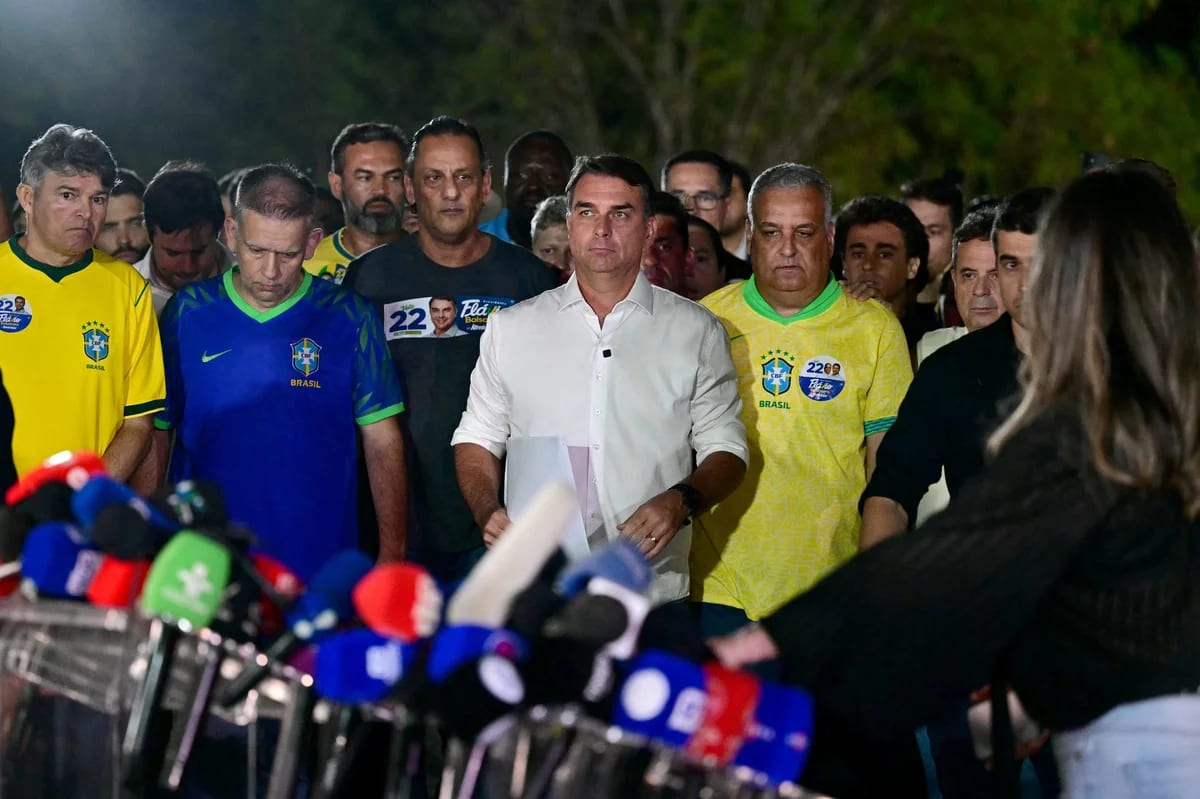 Quais aliados de Flávio Bolsonaro compartilharam carta em que senador se autodeclara "líder do Brasil"? Veja