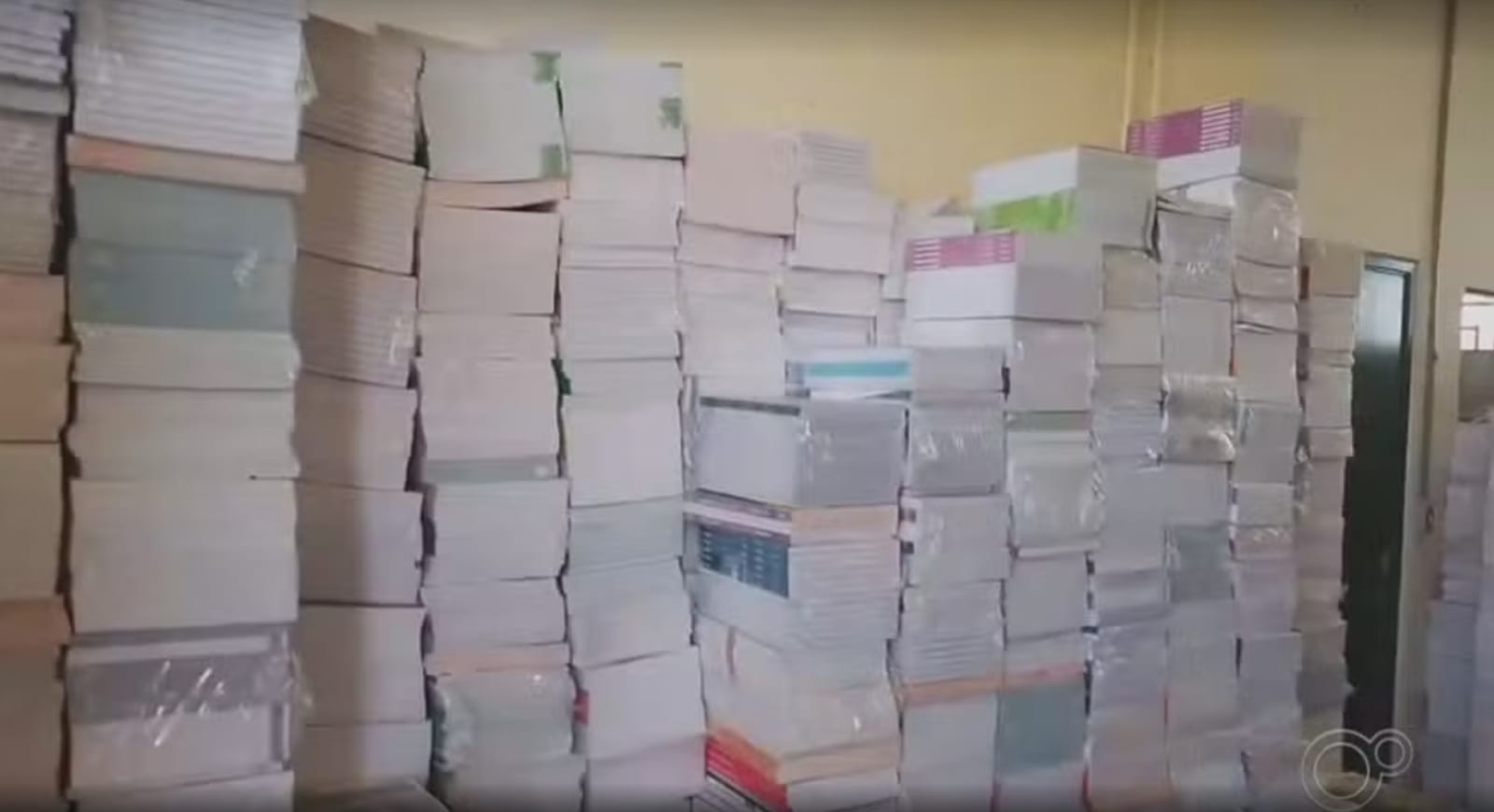 TCE-SP encontra infiltrações, materiais enferrujados e livros sem uso em depósitos escolares