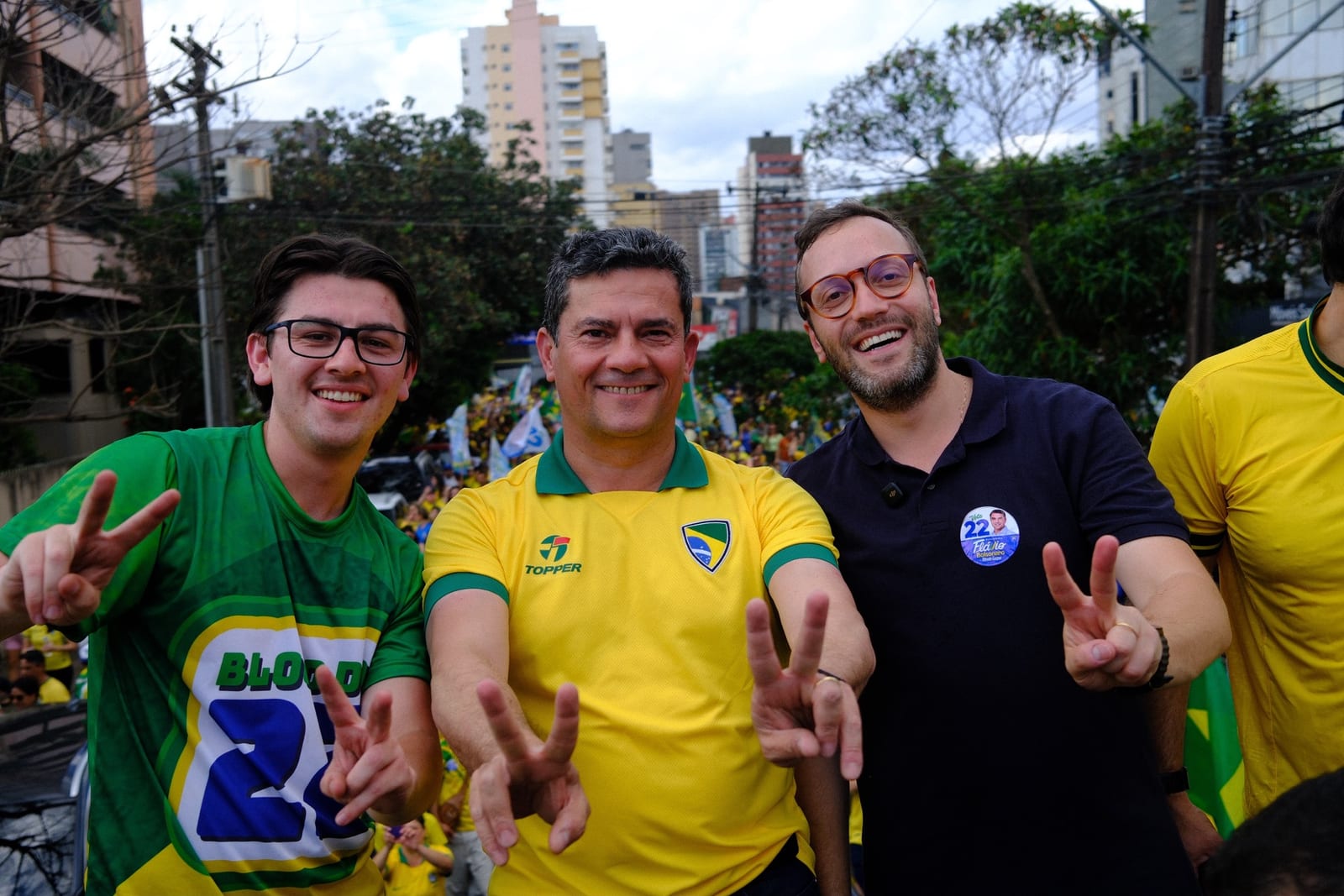 EM CASA, FILIPE BARROS REÚNE MULTIDÃO EM LONDRINA E ENCERRA CAMPANHA POR FLÁVIO BOLSONARO
