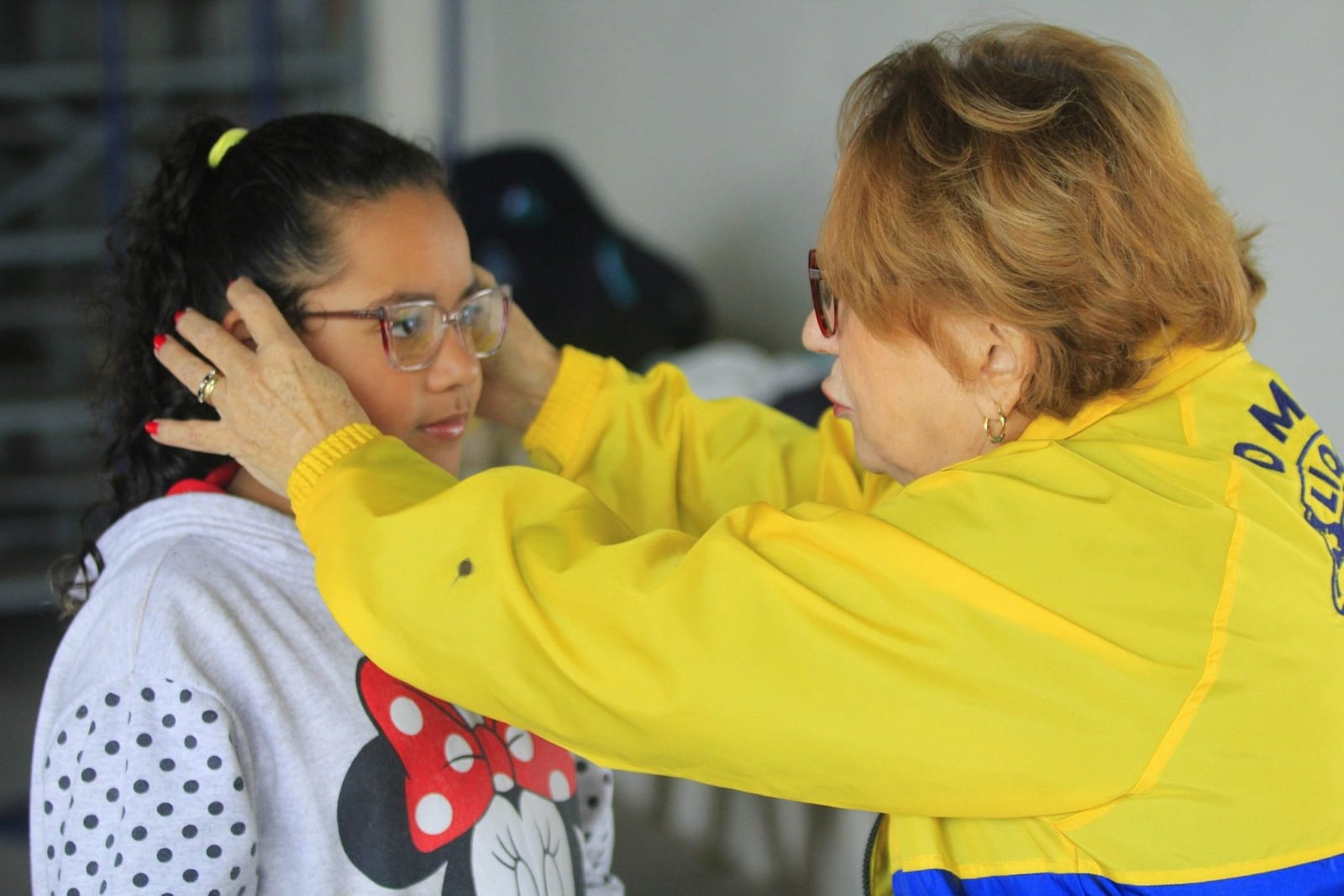 Iniciativa do Lions Clube Centro doa dezenas de óculos para crianças em Canoas