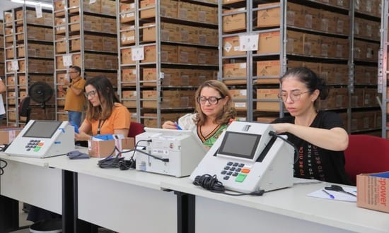TRE-SE finaliza carga e lacração das urnas para Eleições 2026