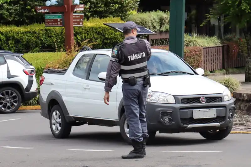 Gramado abre seleção para 4 orientadores de trânsito, salário R$ 4.196,98