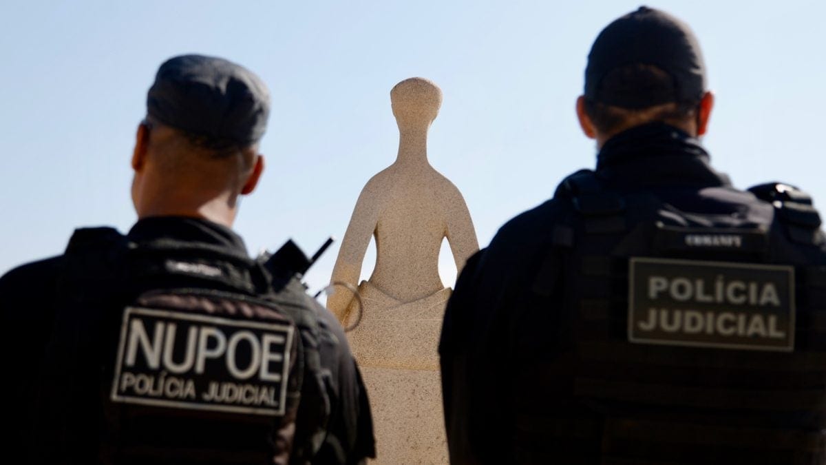 Homem é escoltado para fora do STF após dizer ser um "imperador"