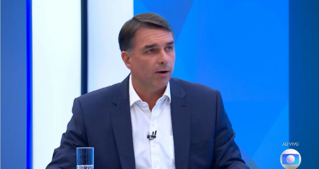 Flávio Bolsonaro afirma que Jair Bolsonaro não discutiu cargos em possível governo