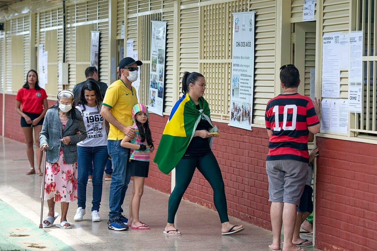 Flávio Bolsonaro tem 47,60% dos votos em Alegrete; Lula, 43,96%