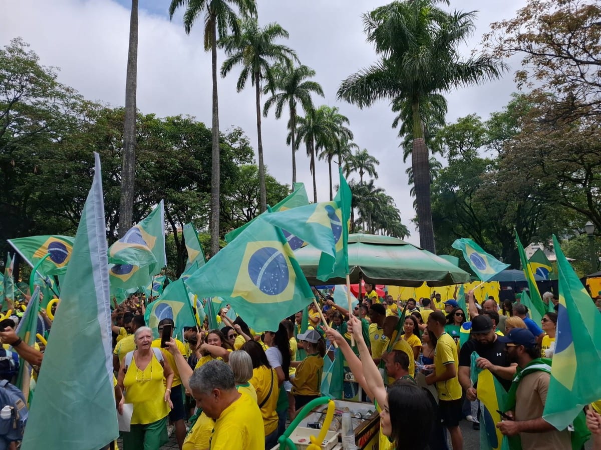 Flávio Bolsonaro faz motociata em Belo Horizonte