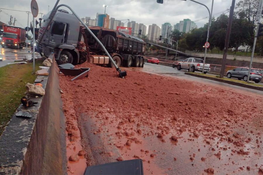 Motorista morre após colisão entre dois caminhões na Avenida Taboão da Serra