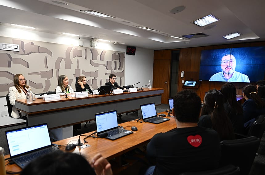 Debatedores pedem que SUS acelere oferta de tratamentos para HPN