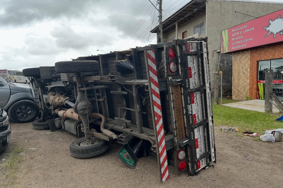 Colisão entre caminhões termina com capotamento e danos a três veículos em Osório