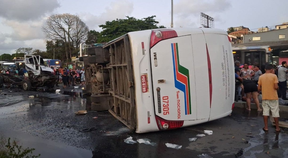 Colisão entre caminhão-pipa e ônibus deixa oito pessoas feridas na PE-15, em Paulista