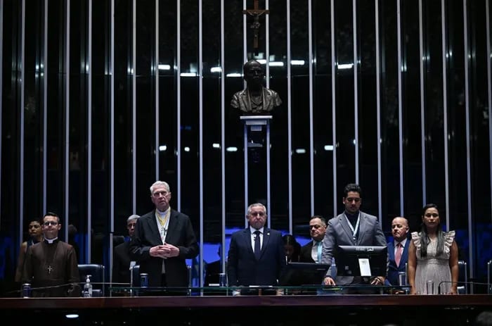 Sessão especial homenageia associação católica que evangeliza pela TV e internet