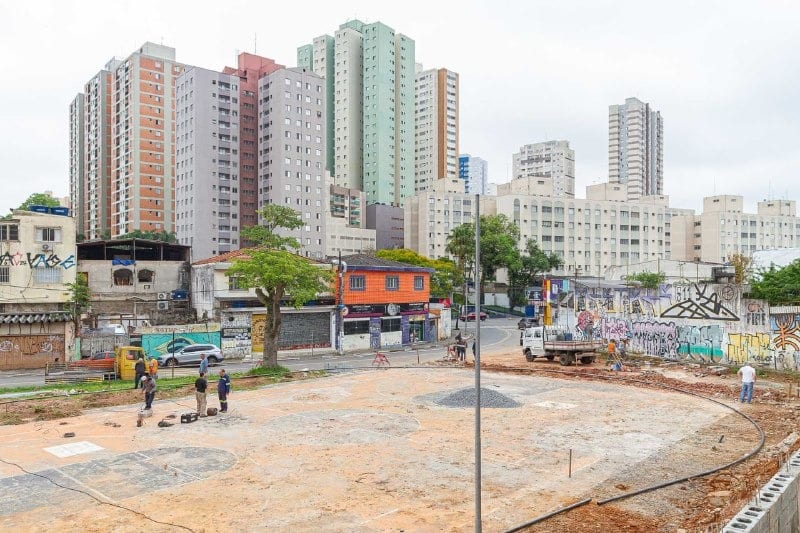 Taka Yamauchi vistoria obras de revitalização da Praça da Mantiqueira