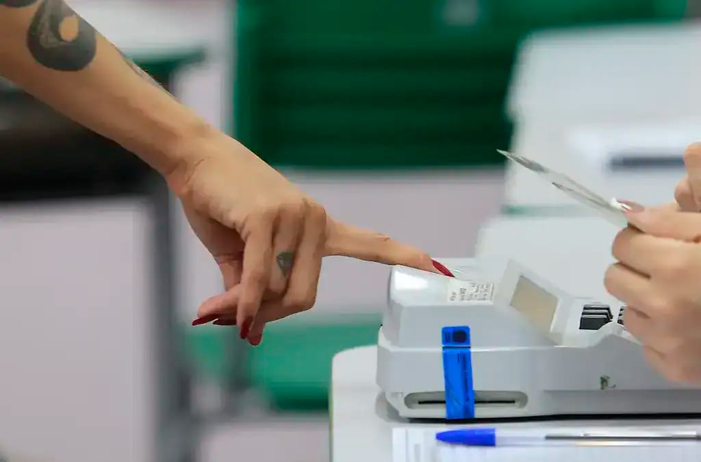 Seções eleitorais ainda abertas devem manter votação até as 19h, determina TSE