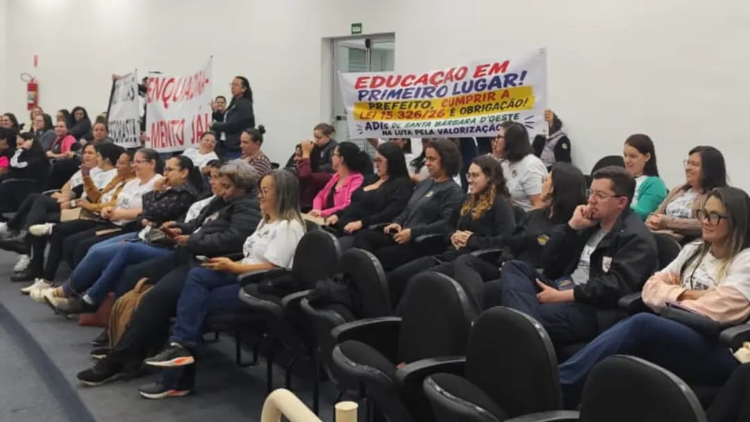 ADIs protestam na Câmara de Santa Bárbara d’Oeste por reconhecimento na carreira do magistério