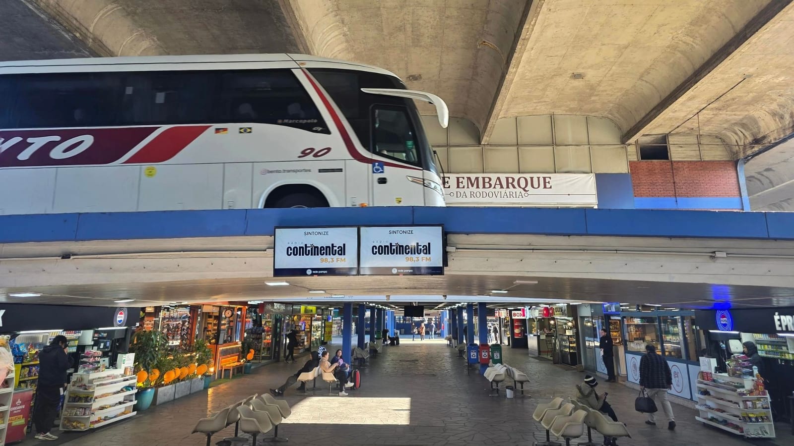Ônibus passam sobre lojas: rodoviária de Porto Alegre tem plataforma elevada desde 1970