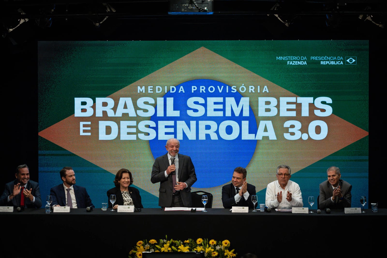 Marcos Braz propõe transição de 2 anos para tirar publicidade de bets do futebol