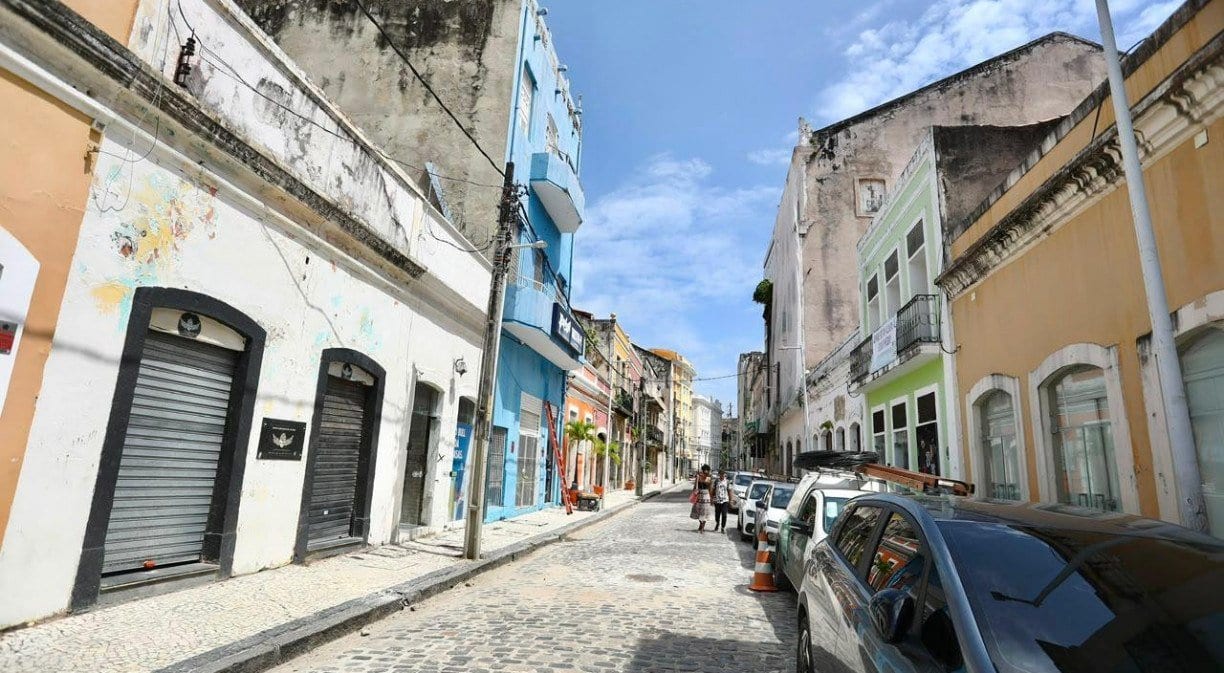 Prefeitura e Porto Digital enterram fios de telecom na Rua do Apolo