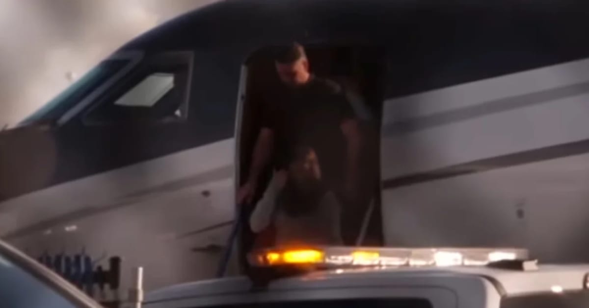 Flávio Bolsonaro e família desembarcam em aeroporto de Miami, nos EUA