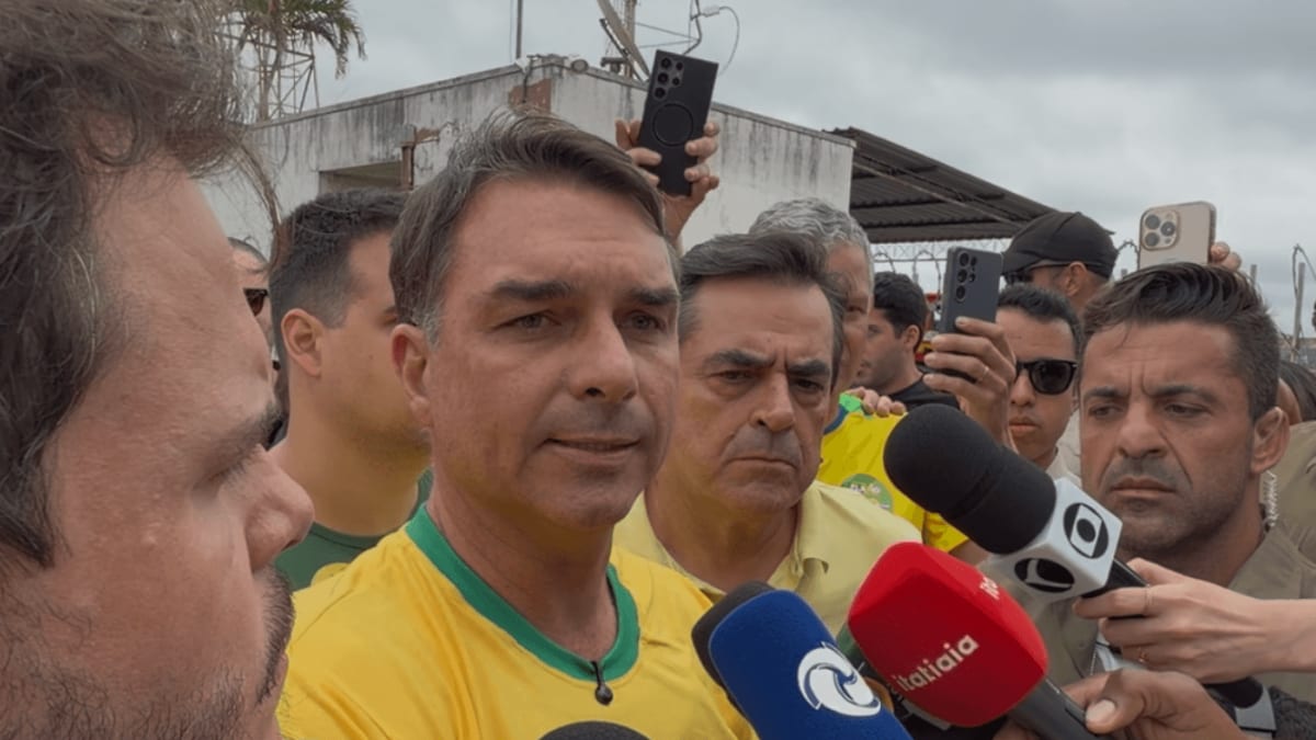 Flávio diz que “o mundo inteiro” espera troca de presidente para investir no Brasil